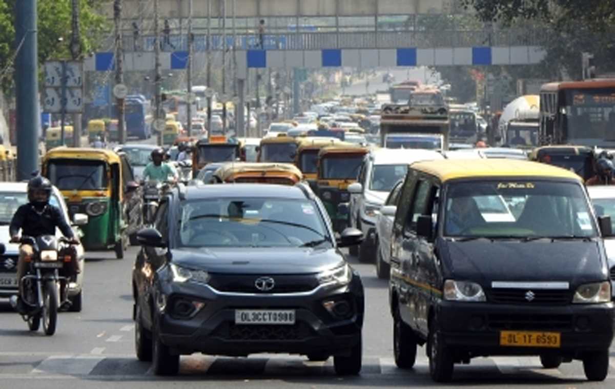 दिल्ली: स्वच्छ ईंधन पर चलने वाली टैक्सियों की परमिट वैधता 15 साल तक बढ़ाई गई दिल्ली: स्वच्छ ईंधन पर चलने वाली टैक्सियों की परमिट वैधता 15 साल तक बढ़ाई गई